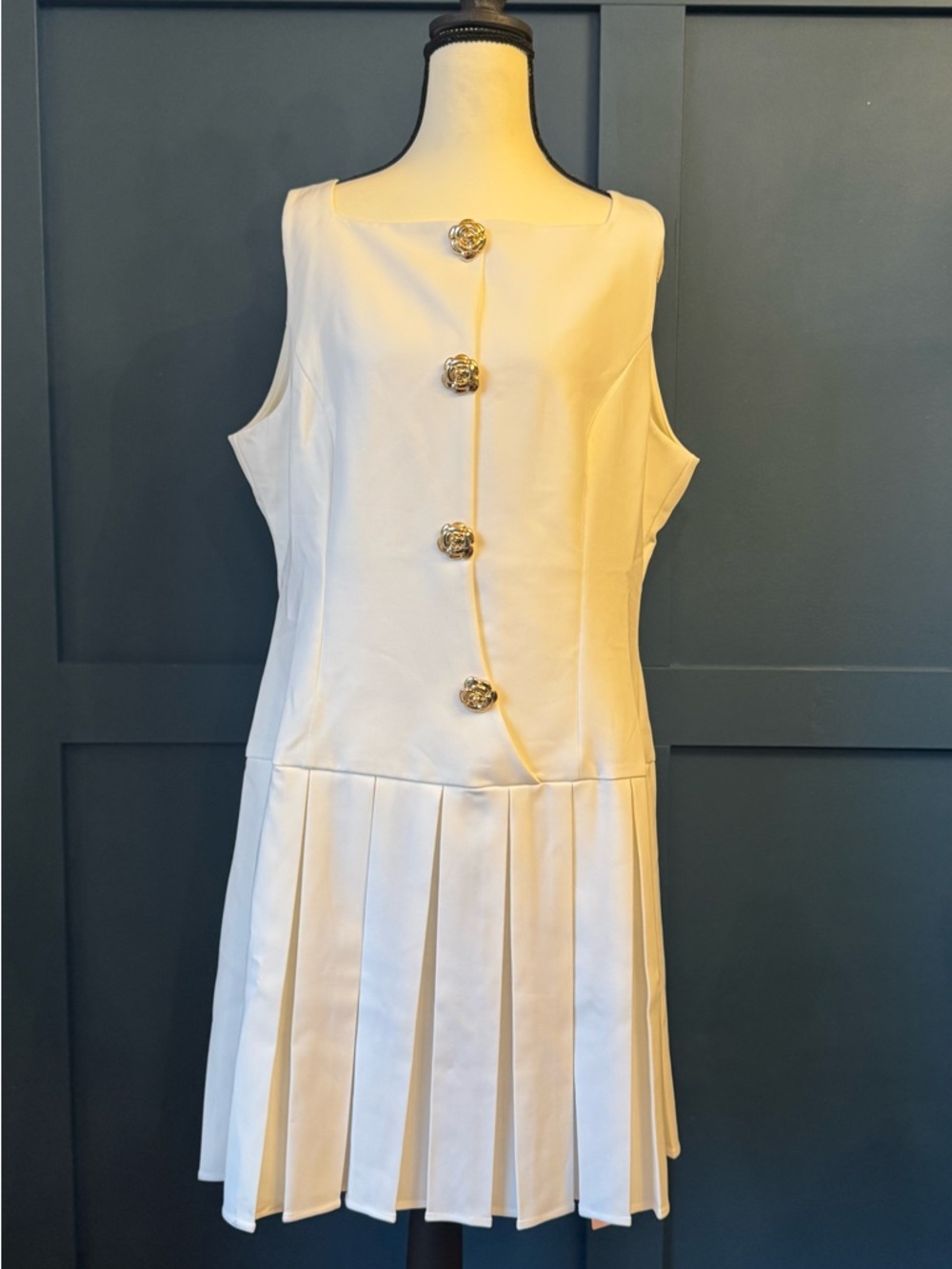 MICAS Sleeveless Ivory Pleated Mini Dress with Decorative Buttons